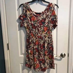 Taupe dress w/ bright floral pattern & open sleeve